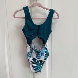 NWOT PatPat 2T Girls Green & White Tropical One Piece Bathing suit Swimsuit
